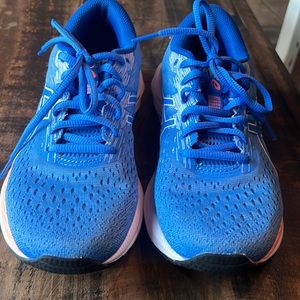 Womens asics like new tennis shoes, sz 8